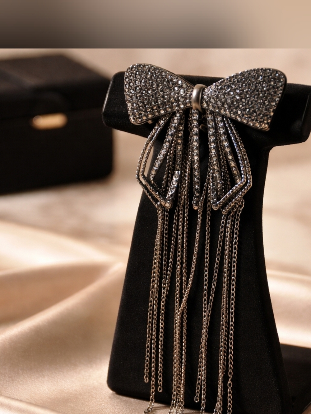 Fashionable And Luxurious Studded Synthetic Zirconia Bow Hair Clip
